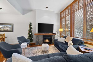 Living area - Settlers Crossing #29 By Bear Country (Sun Peaks)