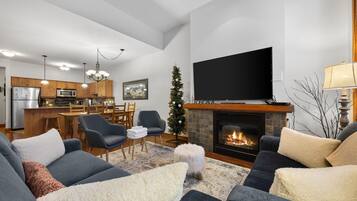 Condo, 2 Bedrooms | Living area