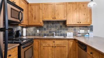 Condo, 2 Bedrooms | Private kitchen