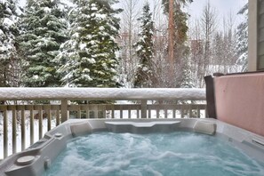 Condo, 2 habitaciones | Tina de hidromasaje al aire libre