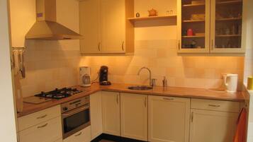 Réfrigérateur, micro-ondes, lave-vaisselle, cafetiÚre/bouilloire