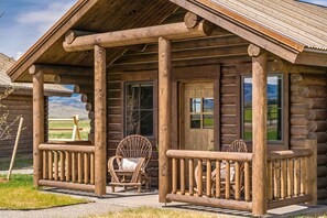 Terrace/patio - Beautiful Log Cabin in Paradise Valley, Montana (Livingston)
