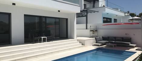 Una piscina climatizada, tumbonas