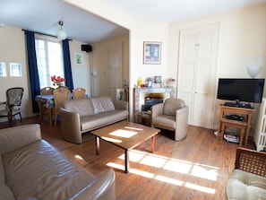 TV, fireplace, stereo