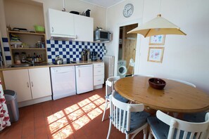 Mikrovågsugn, ugn, diskmaskin och kaffe- och tebryggare