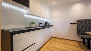Kühlschrank, Mikrowelle, Herdplatte, Geschirrspüler