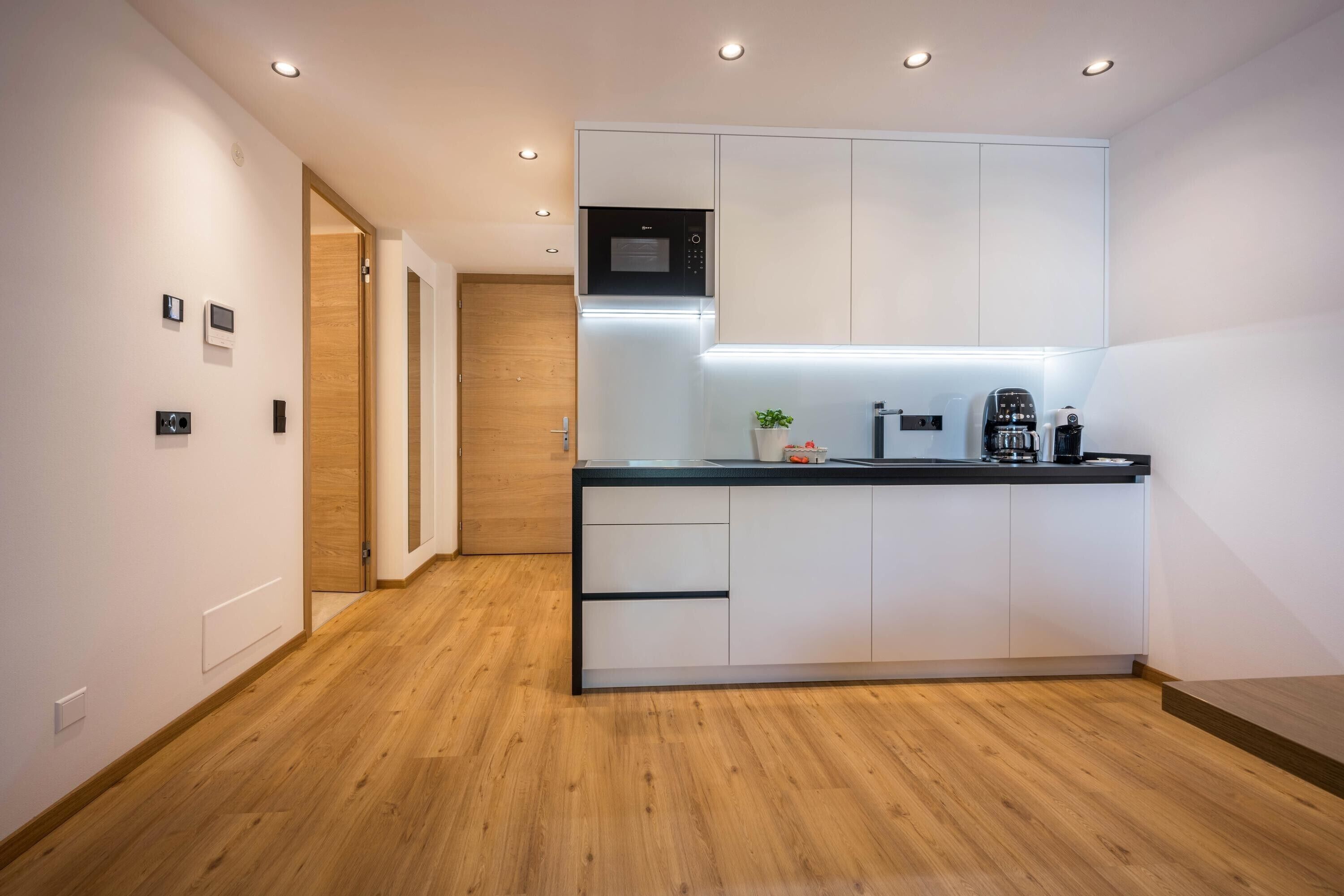 Kühlschrank, Mikrowelle, Herdplatte, Geschirrspüler