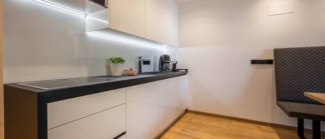 Jääkaappi, mikroaaltouuni, liesi, astianpesukone