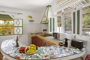 Refrigerador, microondas, parrilla de estufa y cafetera y tetera 