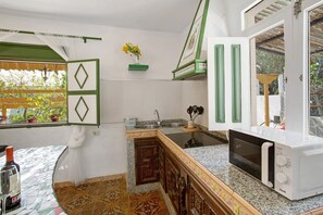 Fridge, microwave, stovetop, coffee/tea maker - Finca Fani 4 with Mountain View, Shared Pool, Wi-Fi, Terrace & Garden (Agüimes)