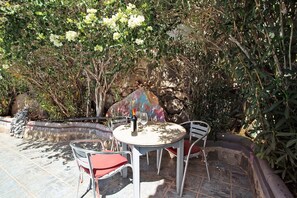 Outdoor dining - Finca Fani 4 with Mountain View, Shared Pool, Wi-Fi, Terrace & Garden (Agüimes)