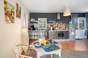 Een koelkast, een magnetron, een oven, een kookplaat