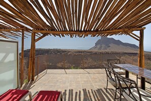 Outdoor dining - Finca Fani 1 with Sea Views, Mountain Views, Shared Pool, Terrace and Garden (Agüimes)
