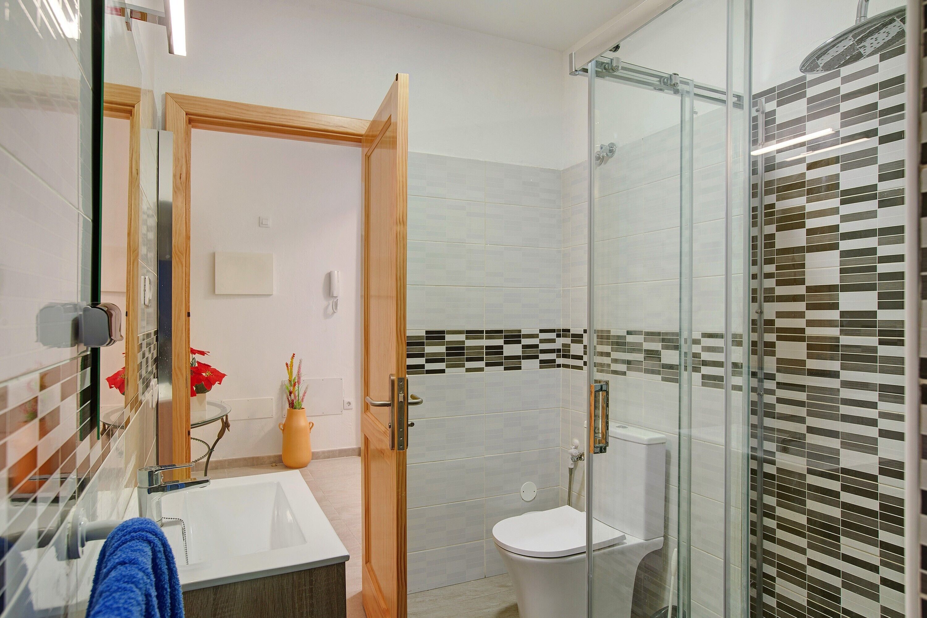 Een douche, een haardroger, handdoeken