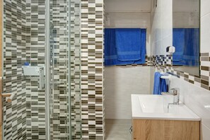 Shower, hair dryer, towels