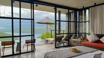 Luxe kamer, 1 slaapkamer, uitzicht op zee (One Bedroom Luxury Pool Villa) | Een minibar, een kluis op de kamer, individueel gemeubileerd, een bureau