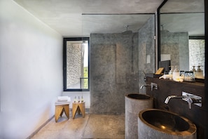 Zimmer, 2 Schlafzimmer, Talblick (Duplex Pool Villa) | Badezimmer | Dusche, Regendusche, Haartrockner, Bademäntel