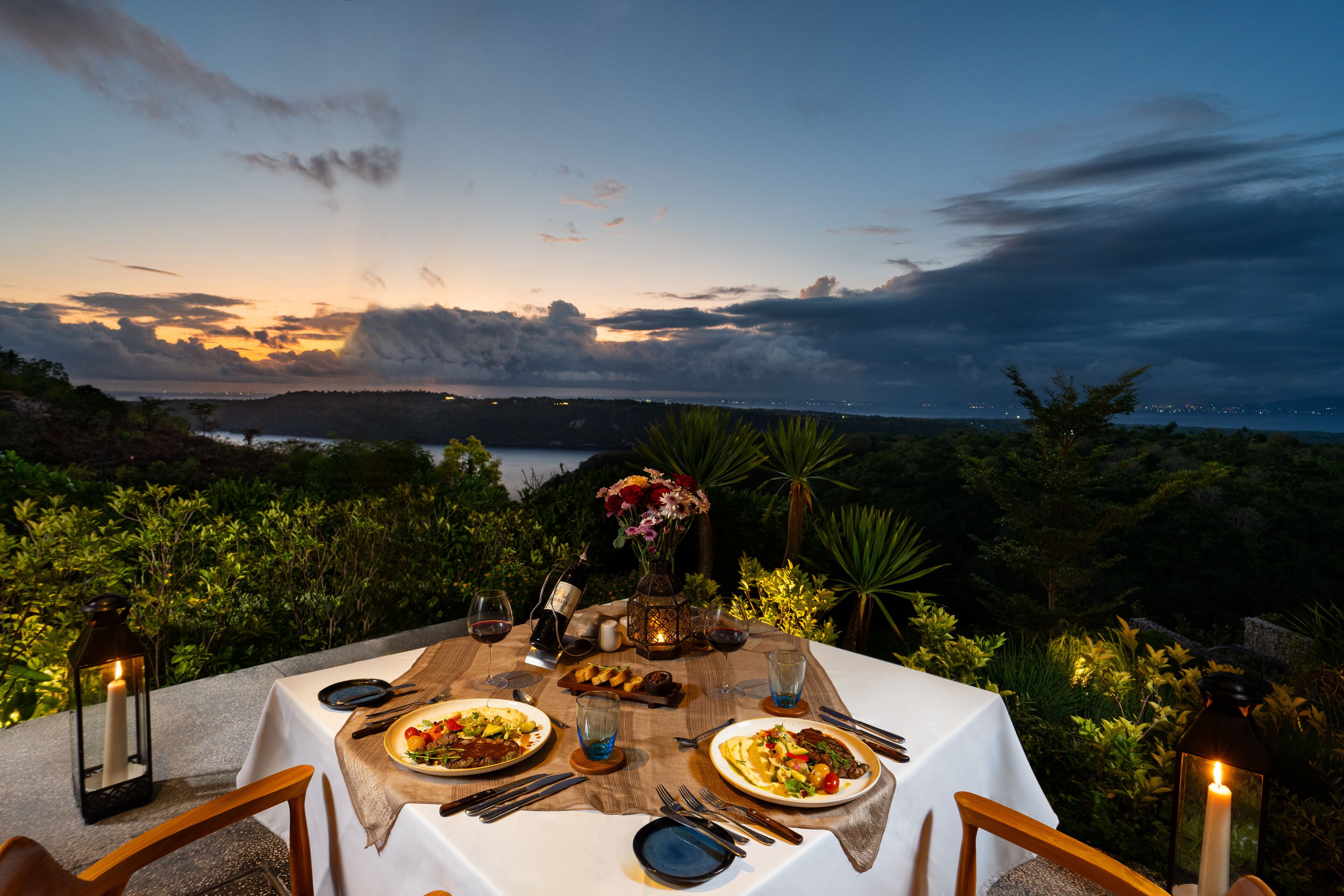 Breakfast, lunch and dinner served