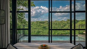 غرفة - غرفة نوم واحدة (Pool Villa with Open View) | ميني بار وخزنة داخل الغرفة ومكتب ومساحة عمل للكمبيوتر المحمول