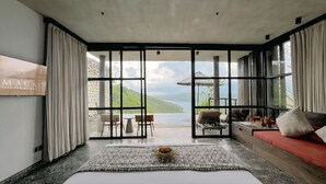 غرفة - غرفة نوم واحدة - بمنظر للبحر (Pool Villa) | ميني بار وخزنة داخل الغرفة ومكتب ومساحة عمل للكمبيوتر المحمول