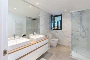 Dusche, Haartrockner, Handtücher