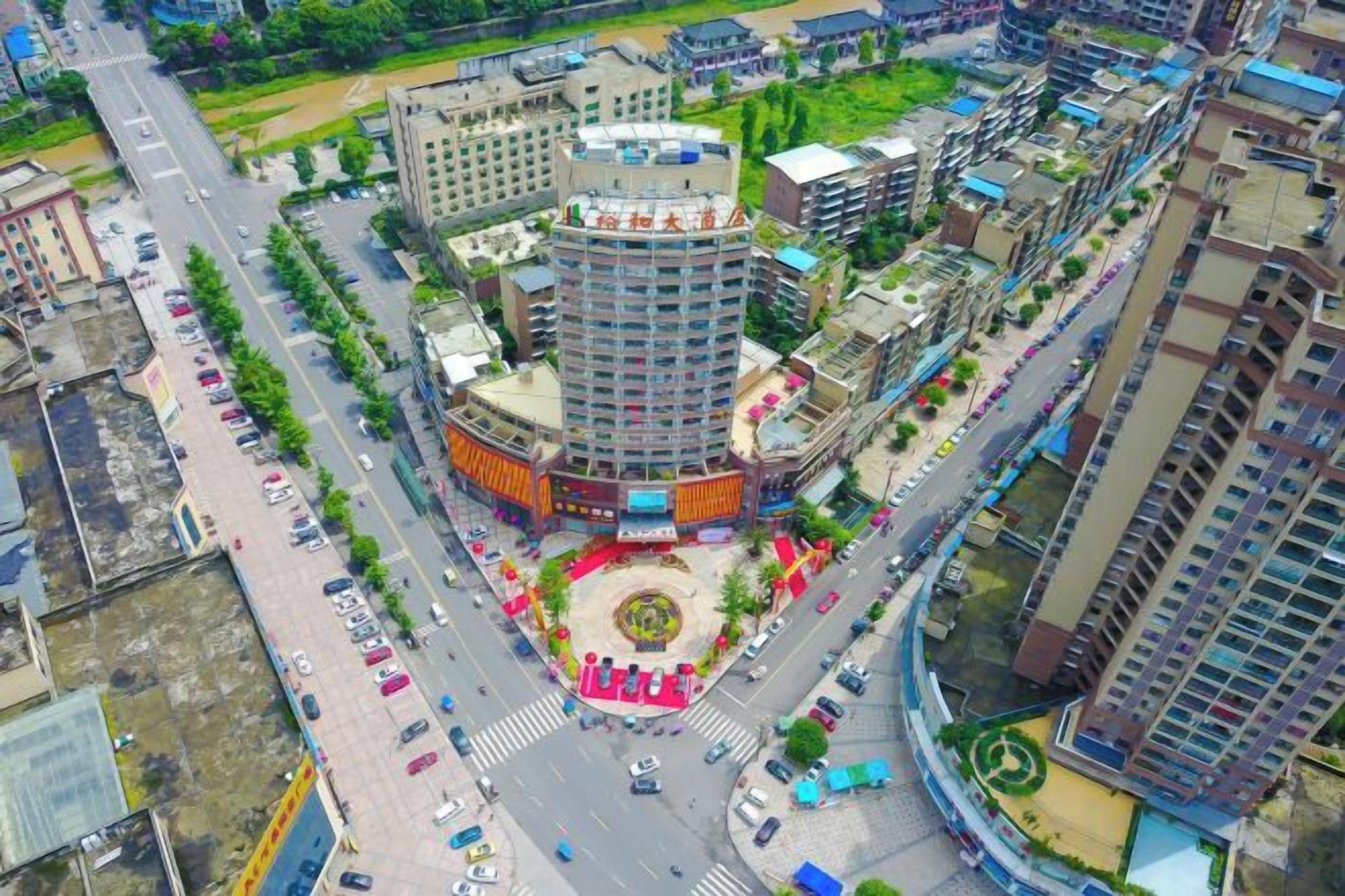 Un edificio de varios pisos con un patio central, rodeado de calles y otros edificios.