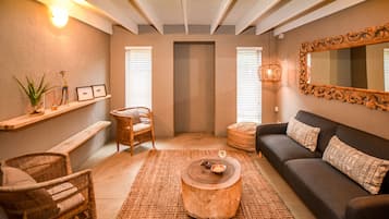 Casa Confort, 2 habitaciones | Área de sala de estar | Televisión de 55 pulgadas con canales digitales y Netflix
