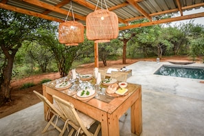Outdoor dining - Khiza Bush Retreat (Hoedspruit)