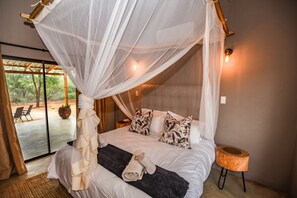 Comfort House, 2 Bedrooms | 2 bedrooms, premium bedding, iron/ironing board, free WiFi - Khiza Bush Retreat (Hoedspruit)