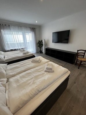 4 makuuhuonetta, vauvan matkasänky, Wi-Fi, vuodevaatteet