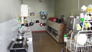 ثلاجة، موقد طهي مسطح، جهاز طهي للأرز، شواية