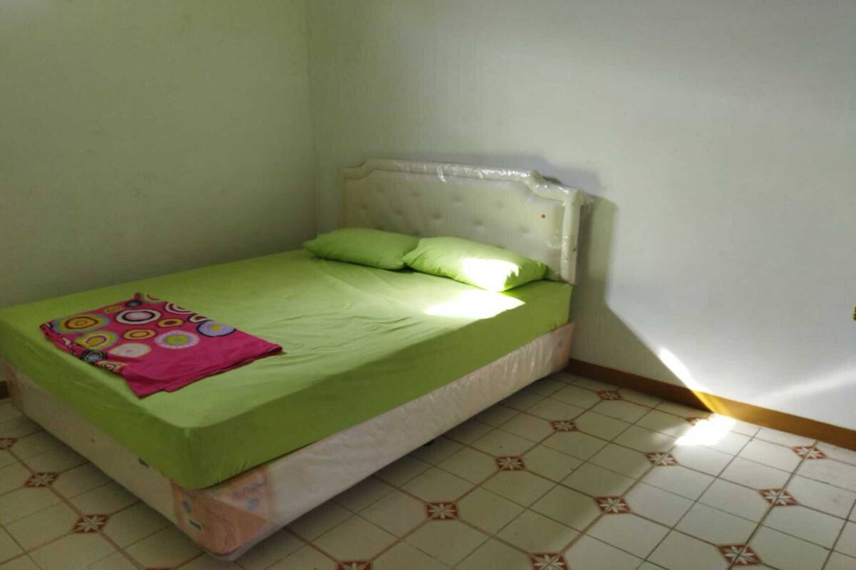Standard Room, Shared Bathroom | Individually furnished, bed sheets