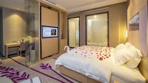 A modern hotel room with a large bed, a desk, and a glass partition. - Lavande Hotel (Dongguan Chang'an Fuhu) (Dongguan)