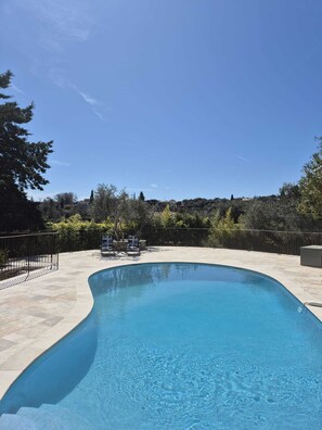 حمّام سباحة خارجي، حمّام سباحة مُدفَّأ