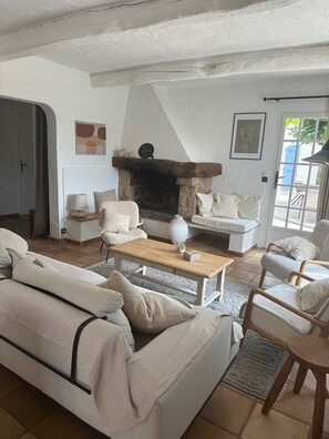 TV connectée, lecteur de DVD, table de tennis de table, livres