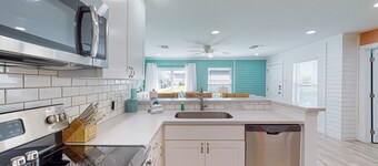 Ground Floor Condo, Shared Pool, Grills and Boardwalk