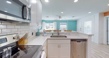Ground Floor Condo, Shared Pool, Grills and Boardwalk