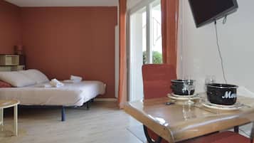 Tabla de planchar con plancha, wifi y ropa de cama