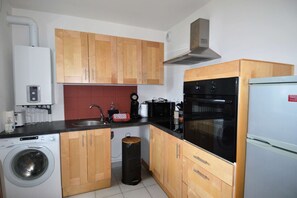 Een koelkast, een microgolfoven, een oven, een kookplaat