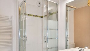 A modern bathroom with a glass-enclosed shower, a white sink, and a cabinet. - La Patoune - Garden/50m from the beach/Wifi/Parking (Courseulles-sur-Mer)