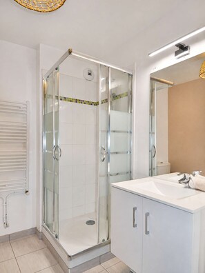 Shower, hair dryer, towels - La Patoune - Garden/50m from the beach/Wifi/Parking (Courseulles-sur-Mer)