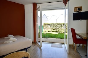 Tabla de planchar con plancha, wifi, ropa de cama
