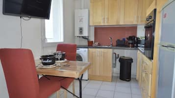 Coffee/tea maker, fridge, microwave, oven