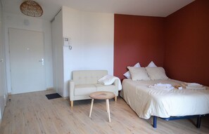 Een strijkplank/strijkijzer, wifi, beddengoed