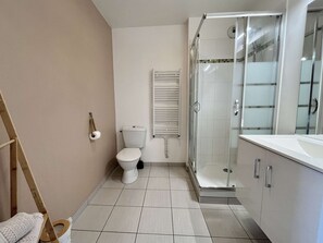 Dusche, Haartrockner, Handtücher