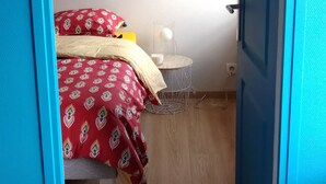 A bedroom with a bed, a bedside table, and a lamp. - LUMINOUS COMFORT CALM (Rouen)