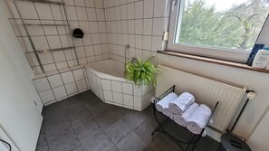 Een bad, een haardroger, handdoeken, zeep