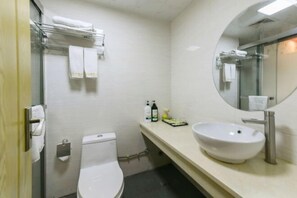 A bathroom with a toilet, a sink, a mirror, and a towel rack. - Sihui Aikeyou Hotel (Sihui Plaza) (Sihui)