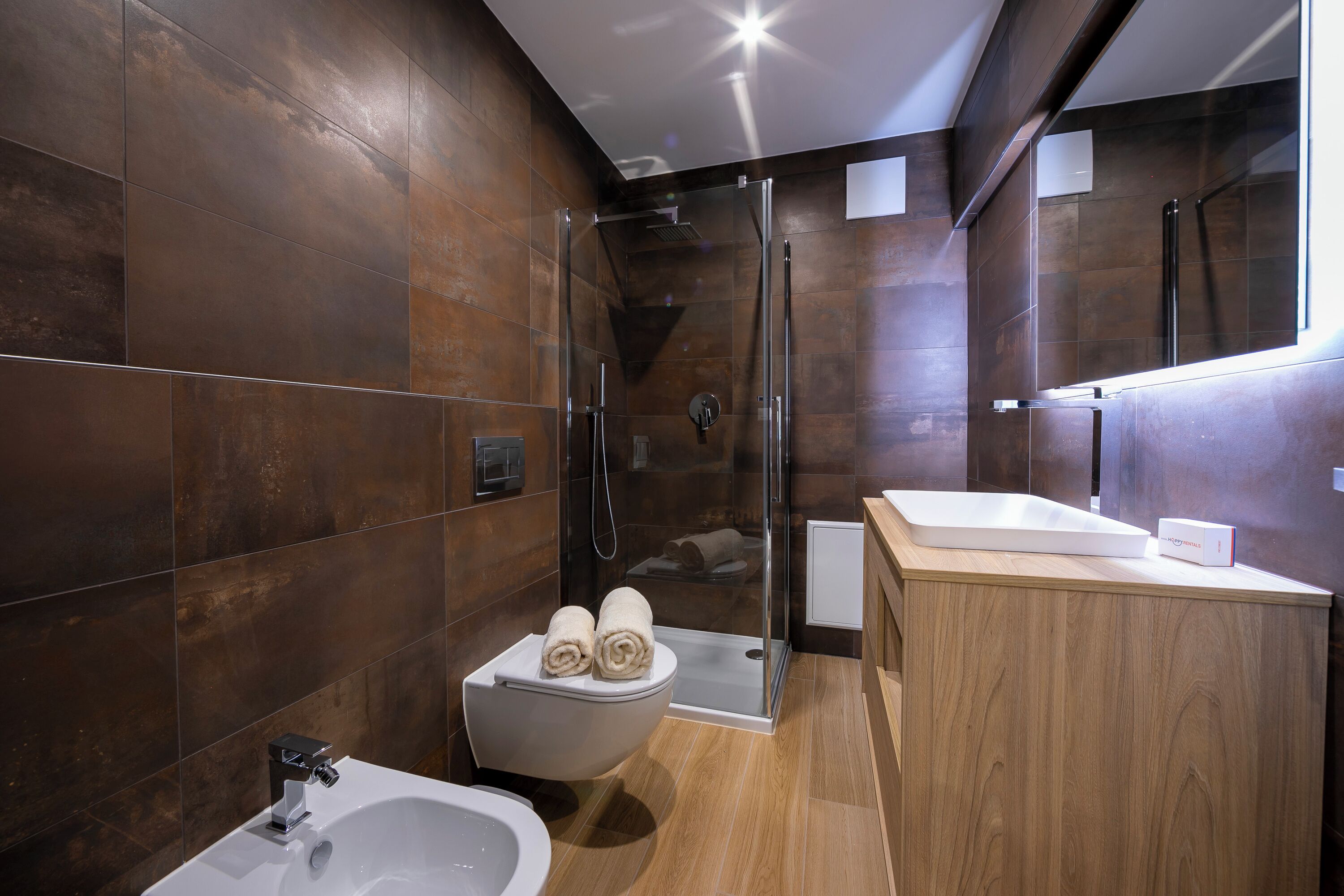 Căn hộ dành cho gia đình, 1 phòng ngủ (Boutique Apartment 5) | Phòng tắm | Buồng tắm vòi sen, máy sấy tóc, chậu vệ sinh/vòi rửa, khăn tắm 