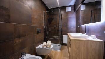 Căn hộ dành cho gia đình, 1 phòng ngủ (Boutique Apartment 5) | Phòng tắm | Buồng tắm vòi sen, máy sấy tóc, chậu vệ sinh/vòi rửa, khăn tắm